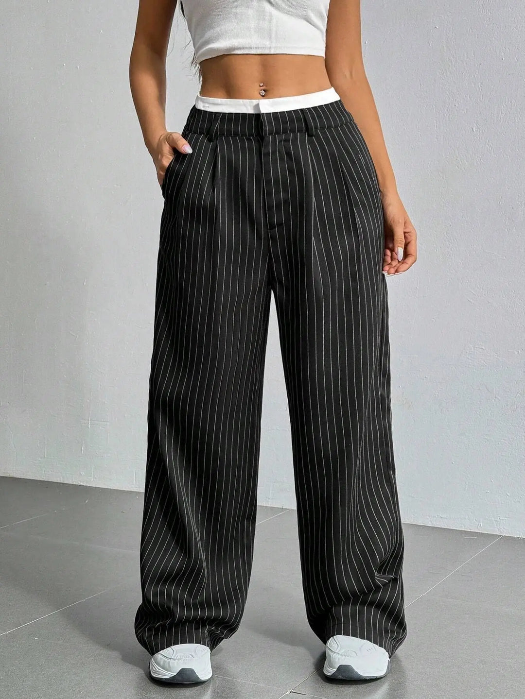 Damen High-Waist Hose | Gestreifte Stoffhose mit weitem Bein, lockerer Passform und praktischen Seitentaschen