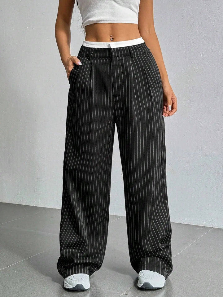 Damen High-Waist Hose | Gestreifte Stoffhose mit weitem Bein, lockerer Passform und praktischen Seitentaschen
