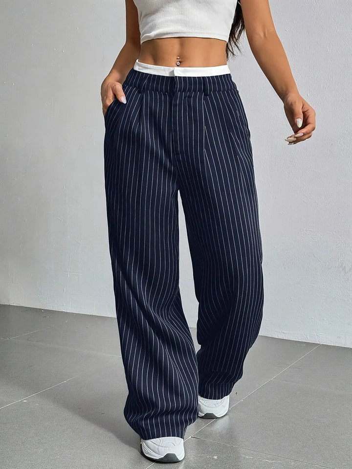 Damen High-Waist Hose | Gestreifte Stoffhose mit weitem Bein, lockerer Passform und praktischen Seitentaschen