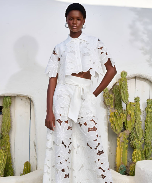 Damen Zweiteiler mit Spitzenbesatz | Florales Oberteil und Hose mit weitem Bein | Größen S-2XL