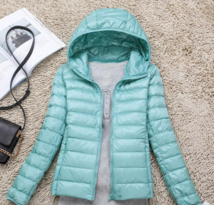 Damen Daunenjacke ultraleicht mit Kapuze | Faltbare Winterjacke mit Entendaunen-Füllung in Taupe für Alltag und Reisen