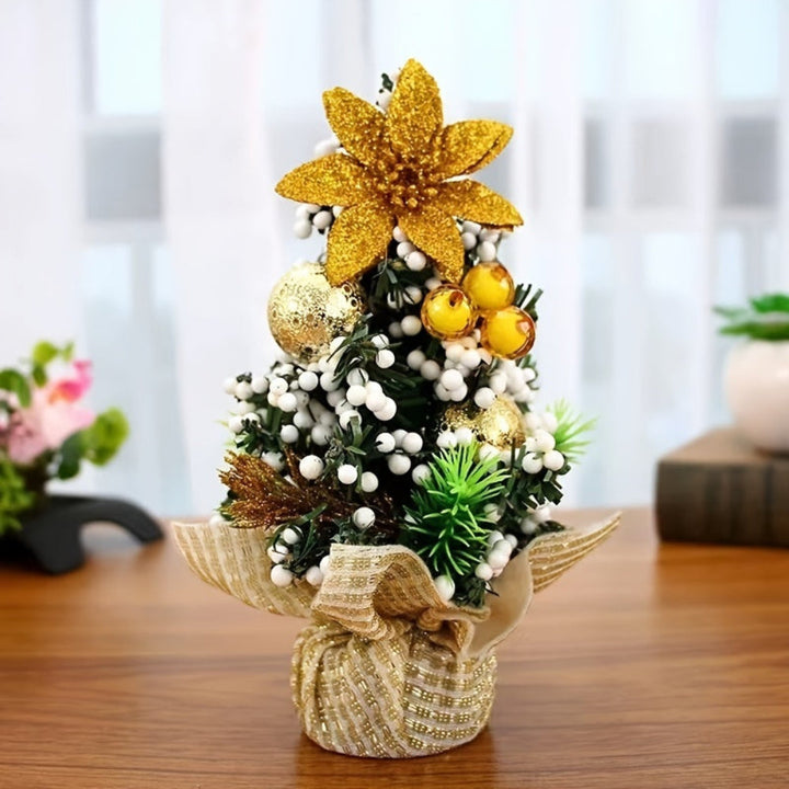 Mini Weihnachtsbaum Set | 3 dekorierte künstliche Tannenbäume mit Schleifen, Beeren und Weihnachtskugeln als festliche Tischdekoration