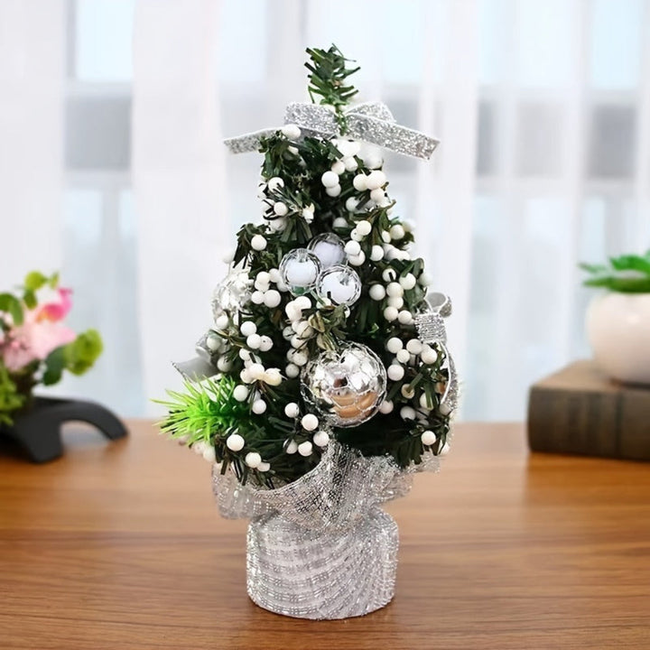 Mini Weihnachtsbaum Set | 3 dekorierte künstliche Tannenbäume mit Schleifen, Beeren und Weihnachtskugeln als festliche Tischdekoration