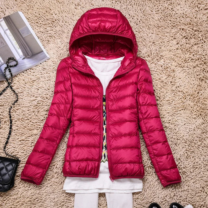 Damen Daunenjacke ultraleicht mit Kapuze | Faltbare Winterjacke mit Entendaunen-Füllung in Taupe für Alltag und Reisen