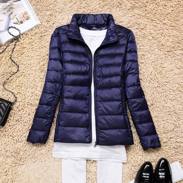 Damen Daunenjacke ultraleicht mit Kapuze | Faltbare Winterjacke mit Entendaunen-Füllung in Taupe für Alltag und Reisen