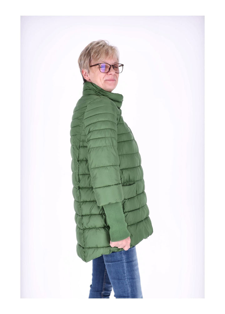 Damen Steppjacke in Grün mit Strickbündchen | Warme Jacke mit abnehmbarer Kapuze, 2-Wege-Reißverschluss und praktischen Taschen