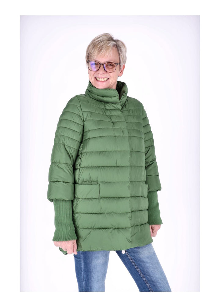 Damen Steppjacke in Grün mit Strickbündchen | Warme Jacke mit abnehmbarer Kapuze, 2-Wege-Reißverschluss und praktischen Taschen