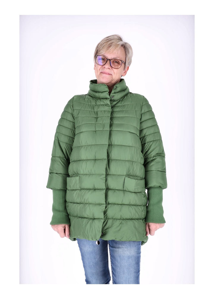 Damen Steppjacke in Grün mit Strickbündchen | Warme Jacke mit abnehmbarer Kapuze, 2-Wege-Reißverschluss und praktischen Taschen