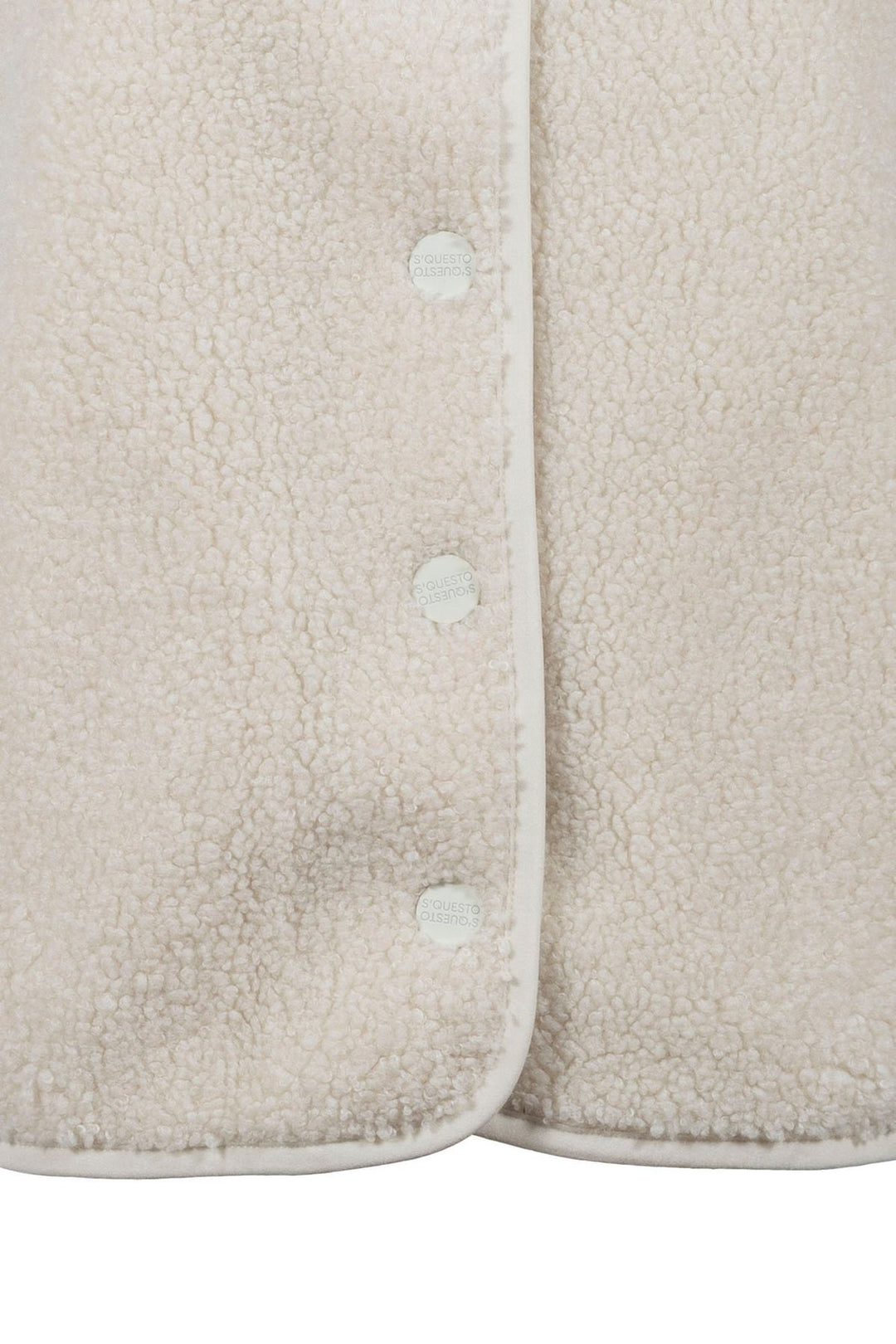 Damen Teddyweste in Offwhite | Flauschige ärmellose Weste mit Druckknopfverschluss und Lettering-Stickerei auf dem Rücken