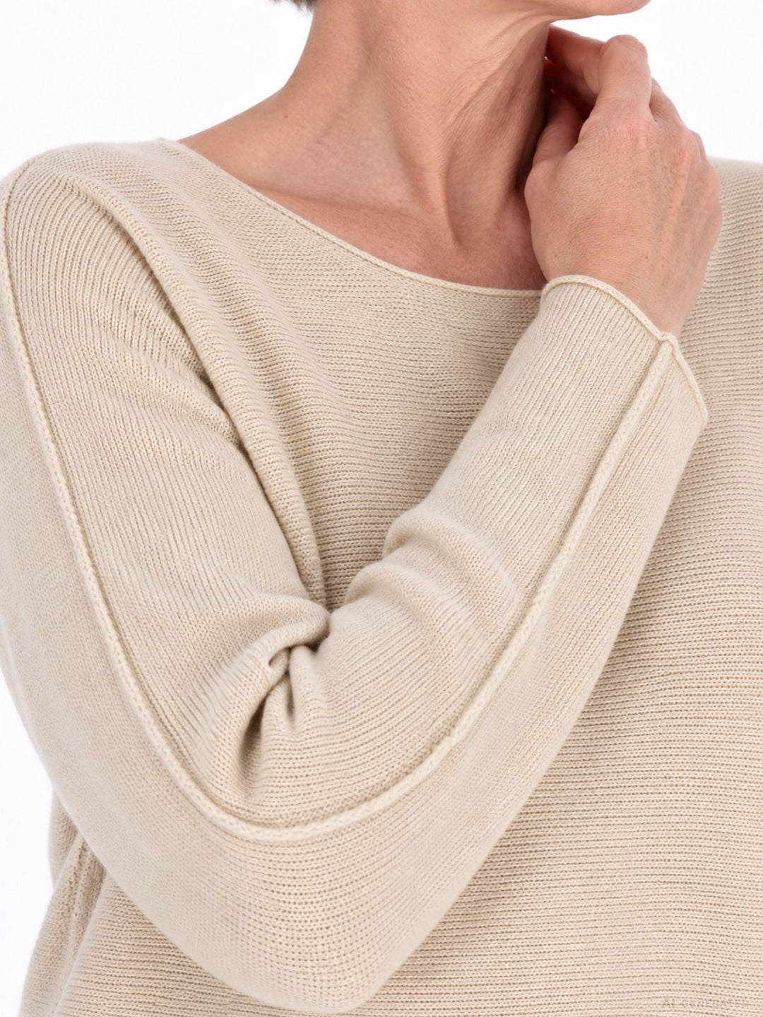 Damen Strickpullover in Beige mit Rundhals | Locker geschnittener Pullover mit abgerundetem Saum, verlängertem Rücken und feiner Strickstruktur