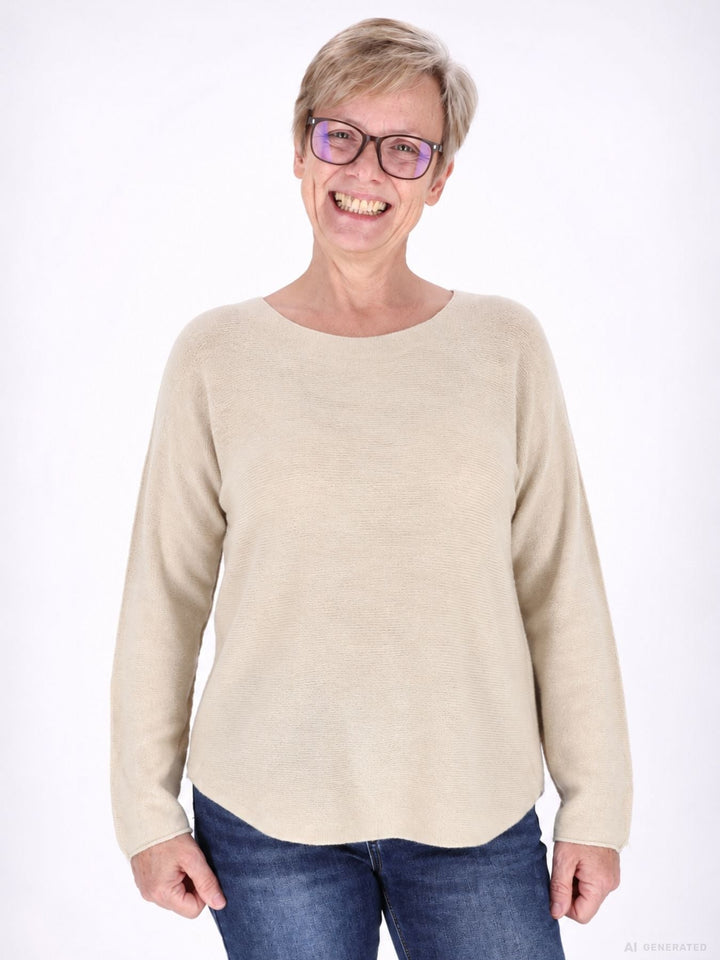 Damen Strickpullover in Beige mit Rundhals | Locker geschnittener Pullover mit abgerundetem Saum, verlängertem Rücken und feiner Strickstruktur
