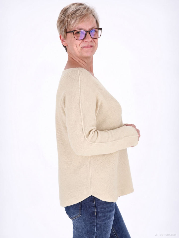 Damen Strickpullover in Beige mit Rundhals | Locker geschnittener Pullover mit abgerundetem Saum, verlängertem Rücken und feiner Strickstruktur