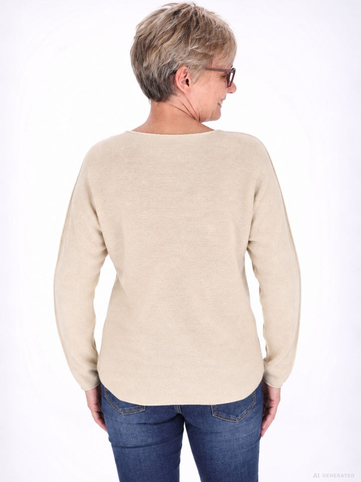 Damen Strickpullover in Beige mit Rundhals | Locker geschnittener Pullover mit abgerundetem Saum, verlängertem Rücken und feiner Strickstruktur