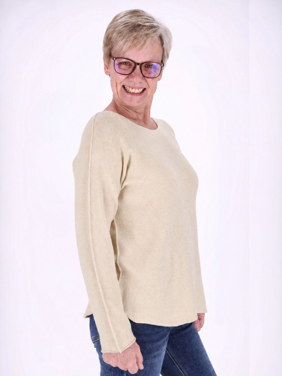Damen Strickpullover in Beige mit Rundhals | Locker geschnittener Pullover mit abgerundetem Saum, verlängertem Rücken und feiner Strickstruktur