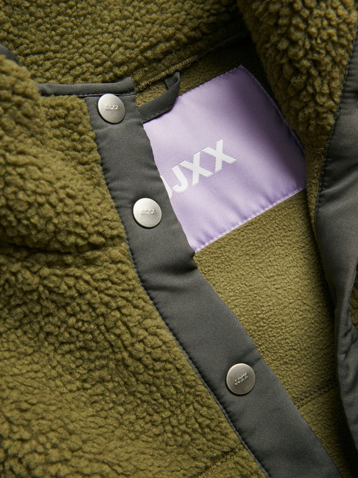 Damen Teddy Weste aus weichem Fleece | Flauschige ärmellose Weste mit Stehkragen, Knopfleiste und Fronttaschen für kalte Tage