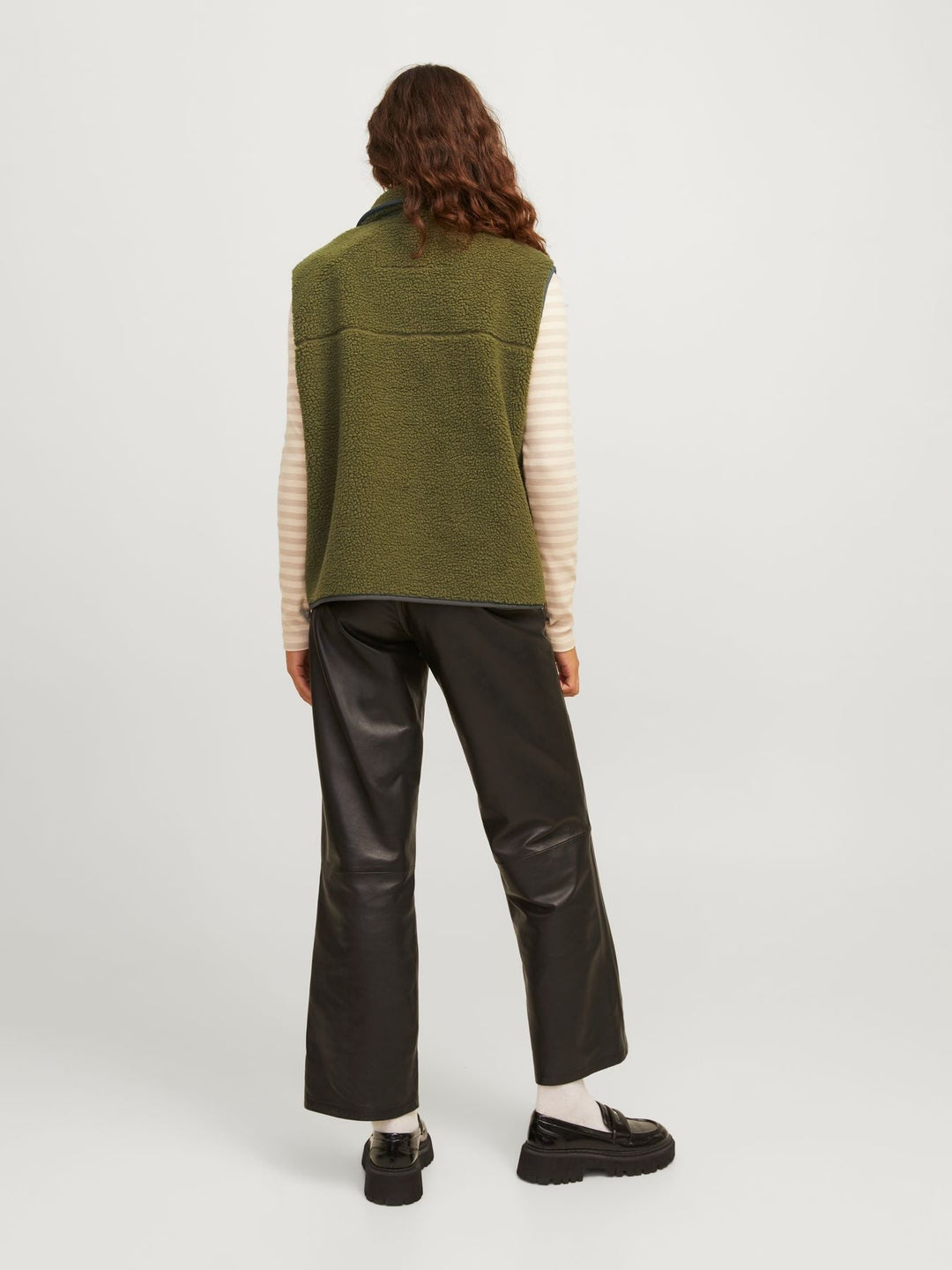 Damen Teddy Weste aus weichem Fleece | Flauschige ärmellose Weste mit Stehkragen, Knopfleiste und Fronttaschen für kalte Tage