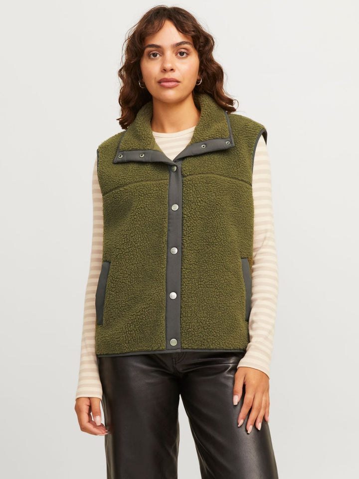 Damen Teddy Weste aus weichem Fleece | Flauschige ärmellose Weste mit Stehkragen, Knopfleiste und Fronttaschen für kalte Tage