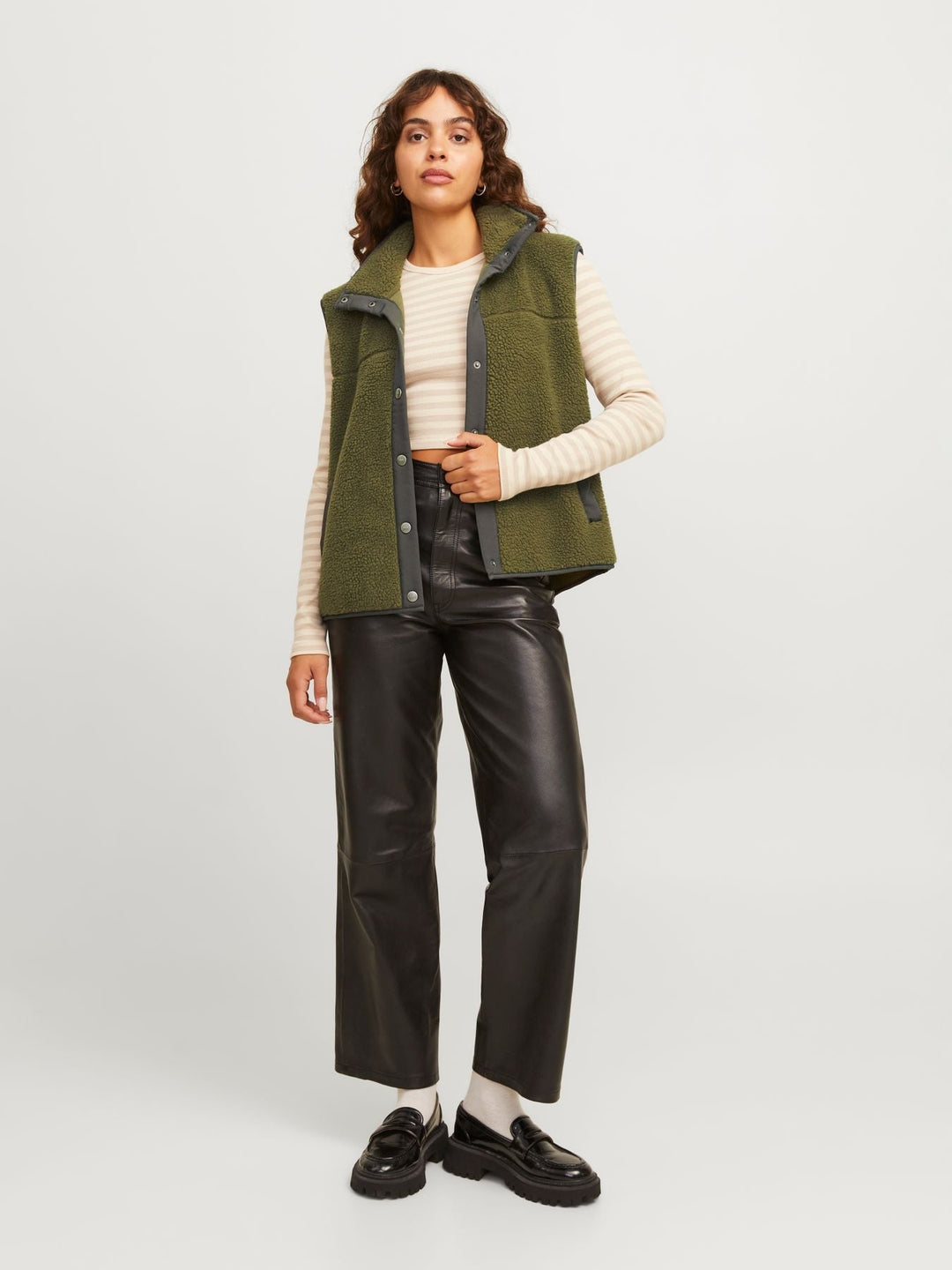 Damen Teddy Weste aus weichem Fleece | Flauschige ärmellose Weste mit Stehkragen, Knopfleiste und Fronttaschen für kalte Tage