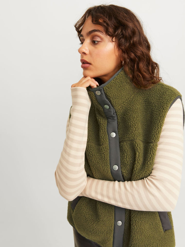 Damen Teddy Weste aus weichem Fleece | Flauschige ärmellose Weste mit Stehkragen, Knopfleiste und Fronttaschen für kalte Tage