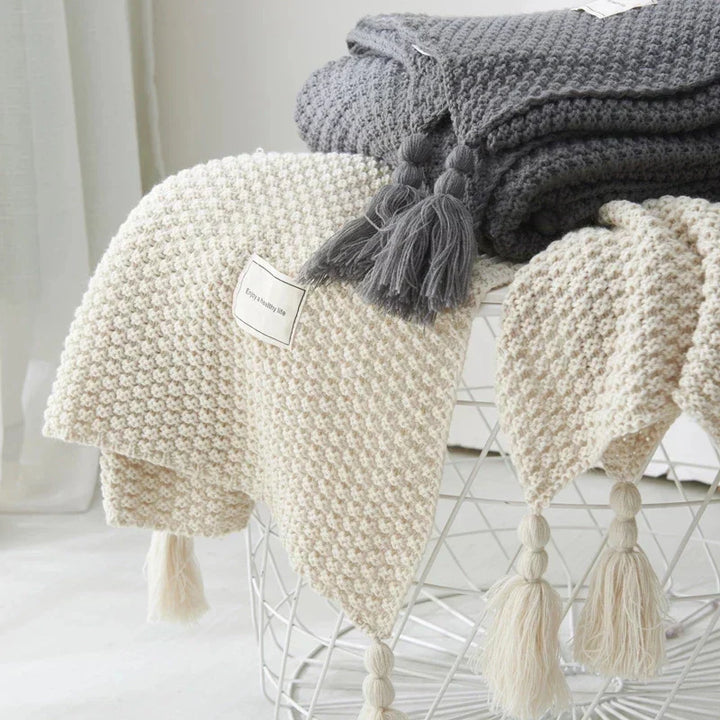 Wolldecke 130 × 160 cm | Gestrickte Kuscheldecke aus 100 % Wolle mit Quasten und dekorativen Kugeln