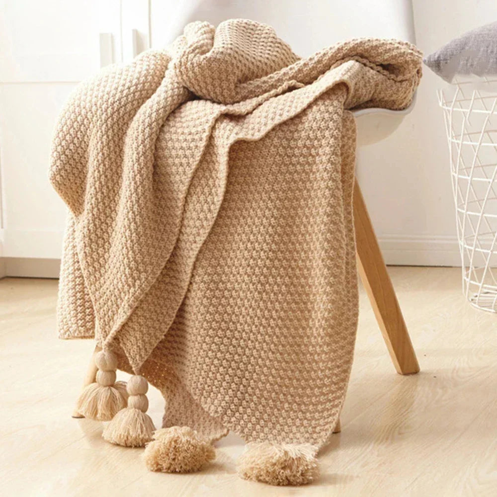 Wolldecke 130 × 160 cm | Gestrickte Kuscheldecke aus 100 % Wolle mit Quasten und dekorativen Kugeln