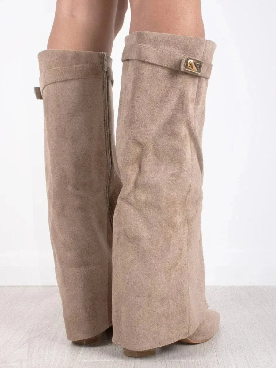 Damen Wildleder-Stiefel mit mittelhohem Schaft | Elegante Boots mit dekorativen Metalldetails und praktischem Verschluss für Herbst und Alltag