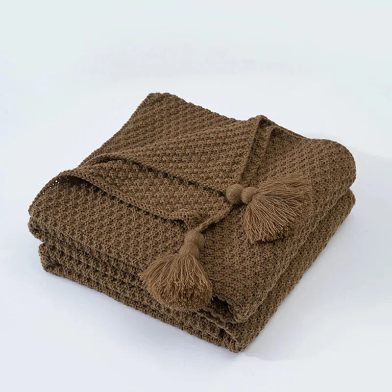 Wolldecke 130 × 160 cm | Gestrickte Kuscheldecke aus 100 % Wolle mit Quasten und dekorativen Kugeln