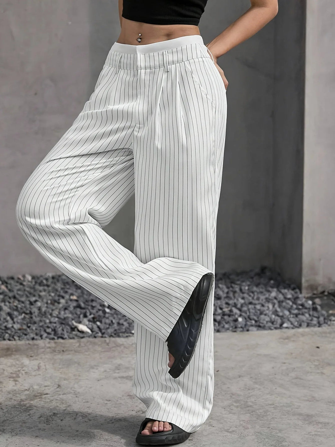 Damen High-Waist Hose | Gestreifte Stoffhose mit weitem Bein, lockerer Passform und praktischen Seitentaschen
