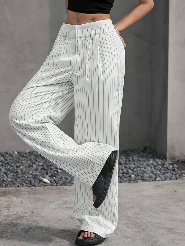 Damen High-Waist Hose | Gestreifte Stoffhose mit weitem Bein, lockerer Passform und praktischen Seitentaschen