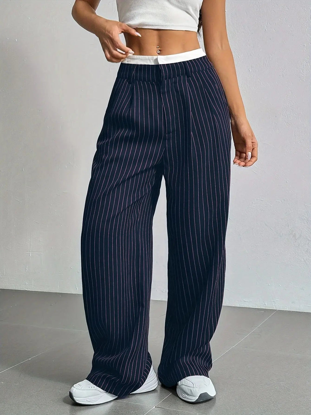 Damen High-Waist Hose | Gestreifte Stoffhose mit weitem Bein, lockerer Passform und praktischen Seitentaschen