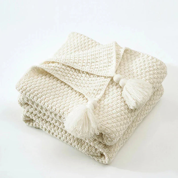 Wolldecke 130 × 160 cm | Gestrickte Kuscheldecke aus 100 % Wolle mit Quasten und dekorativen Kugeln