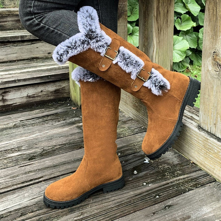 Damen gefütterte kniehohe Winterstiefel mit Plüschbesatz | Warme Stiefel mit Schnallendetails und rutschhemmender Sohle für kalte Tage