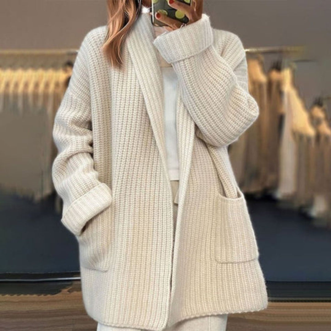 Damen Oversize Strick-Cardigan mit V-Ausschnitt | Lockere Strickjacke mit zwei aufgesetzten Taschen und weicher Strickstruktur