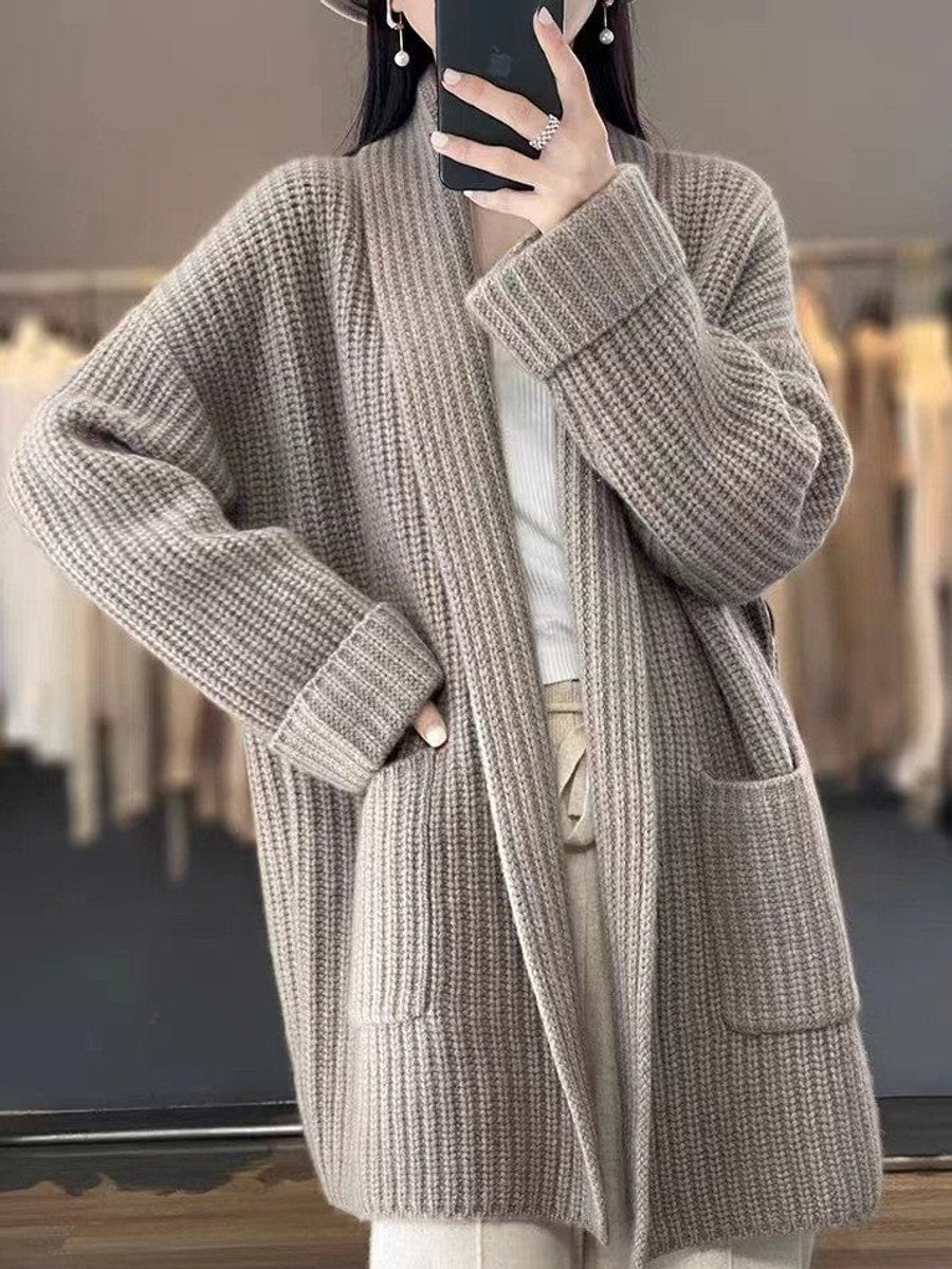 Damen Oversize Strick-Cardigan mit V-Ausschnitt | Lockere Strickjacke mit zwei aufgesetzten Taschen und weicher Strickstruktur
