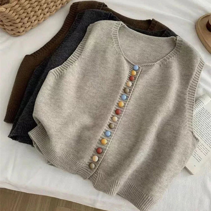 Damen Strickweste mit bunten Knöpfen | Ärmellose Strickjacke mit Rundhalsausschnitt, weicher Strickstruktur und lockerer Passform
