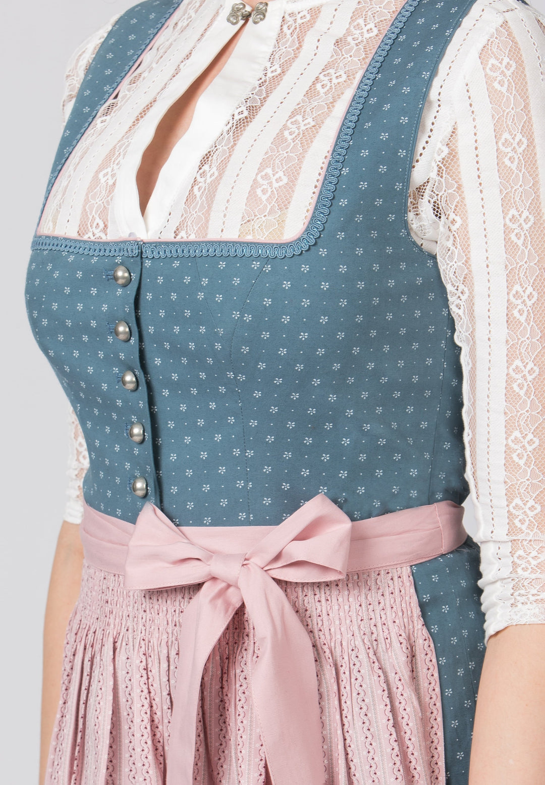 Dirndl lang Damen | Rauchblaues Trachtenkleid mit geradem Ausschnitt, Zierknöpfen und 70 cm Rocklänge