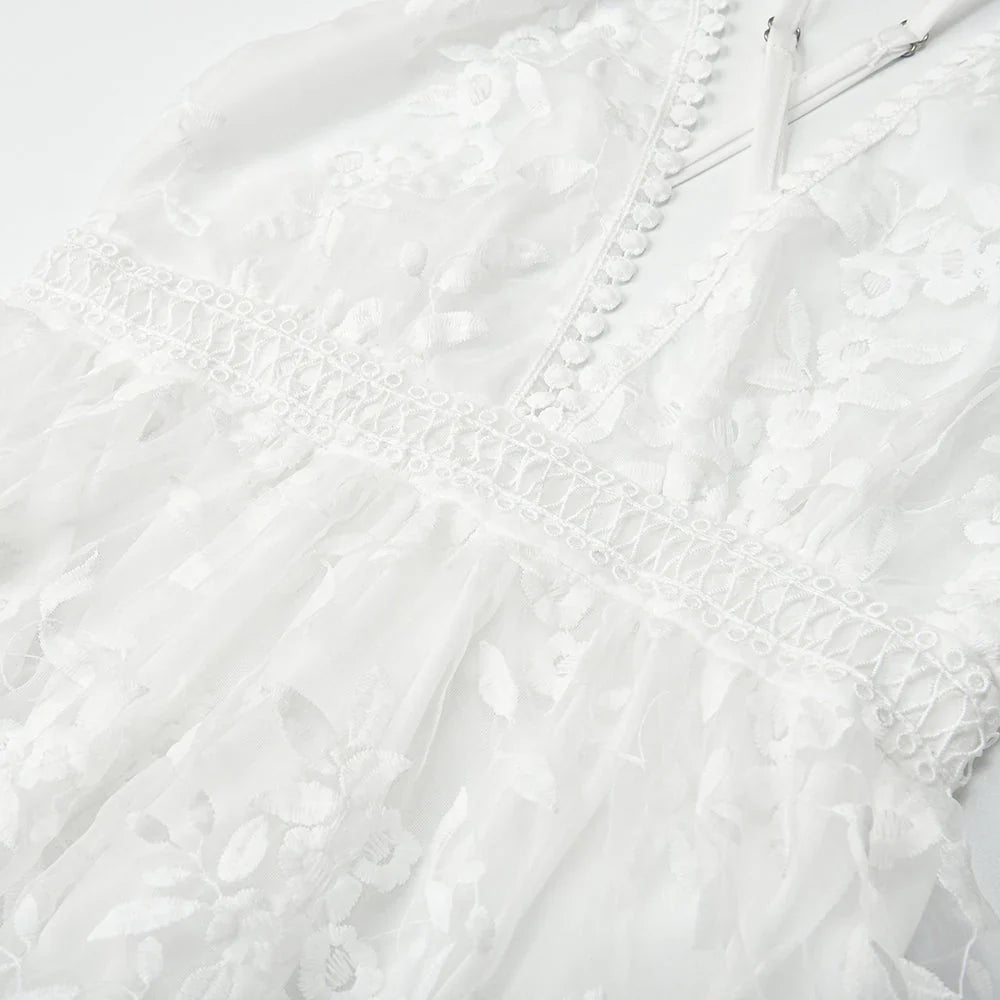 Robe mini blanche pour femme avec décolleté en V profond &amp; bretelles spaghetti réglables | Cintrée | Ourlet asymétrique | Été &amp; vacances