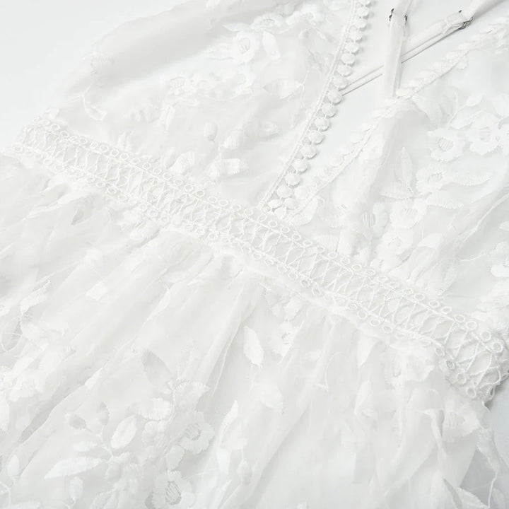 Robe mini blanche pour femme avec décolleté en V profond &amp; bretelles spaghetti réglables | Cintrée | Ourlet asymétrique | Été &amp; vacances