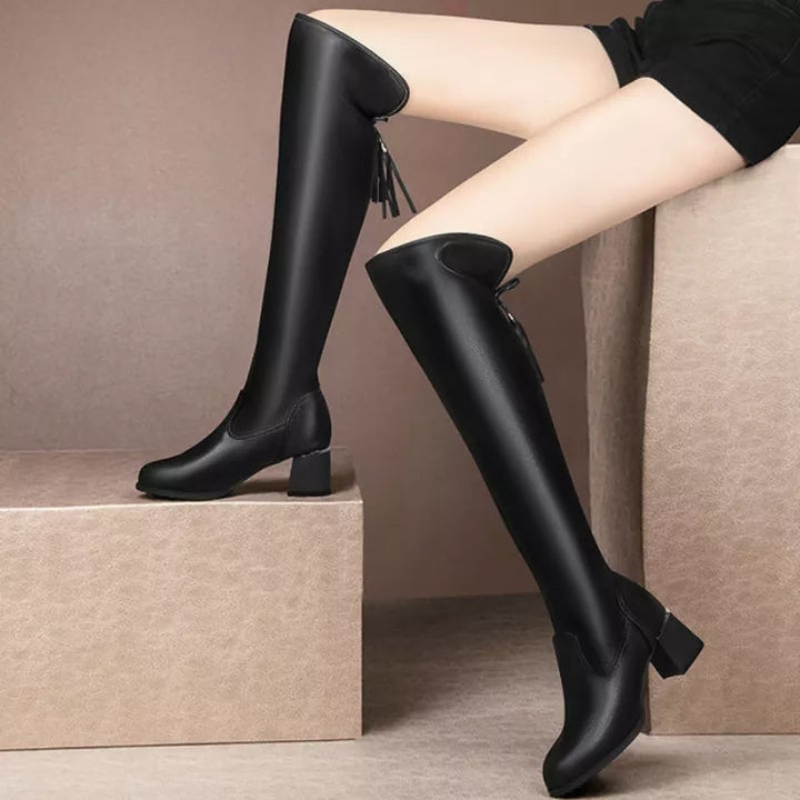 Damen Overknee-Stiefel mit Stretchschaft | Oberschenkelhohe Stiefel mit seitlichem Reißverschluss, Schnallendetail und 5 cm Absatz Beschreibung (HTML):