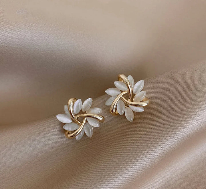 Orecchini a lobo con cerchio di fiori di opale in finitura oro | Pietre scintillanti in design floreale | Eleganti e leggeri per tutti i giorni e occasioni