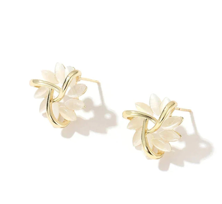 Orecchini a lobo con cerchio di fiori di opale in finitura oro | Pietre scintillanti in design floreale | Eleganti e leggeri per tutti i giorni e occasioni