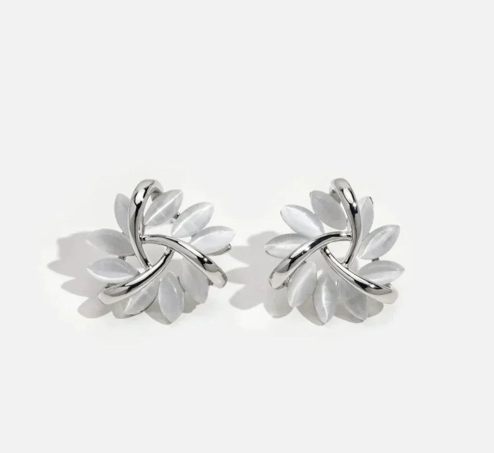 Orecchini a lobo con cerchio di fiori di opale in finitura oro | Pietre scintillanti in design floreale | Eleganti e leggeri per tutti i giorni e occasioni