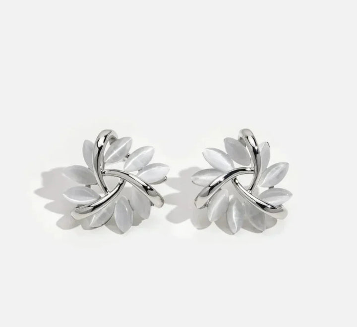 Orecchini a lobo con cerchio di fiori di opale in finitura oro | Pietre scintillanti in design floreale | Eleganti e leggeri per tutti i giorni e occasioni
