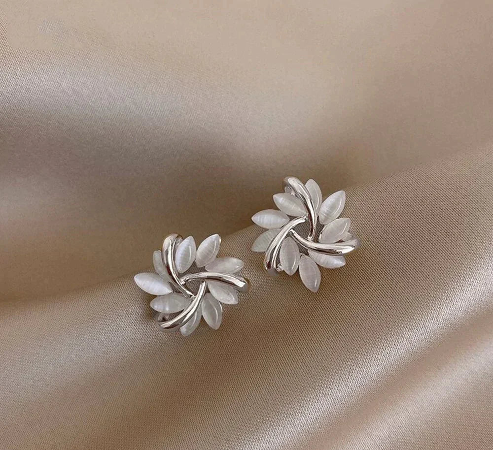 Orecchini a lobo con cerchio di fiori di opale in finitura oro | Pietre scintillanti in design floreale | Eleganti e leggeri per tutti i giorni e occasioni