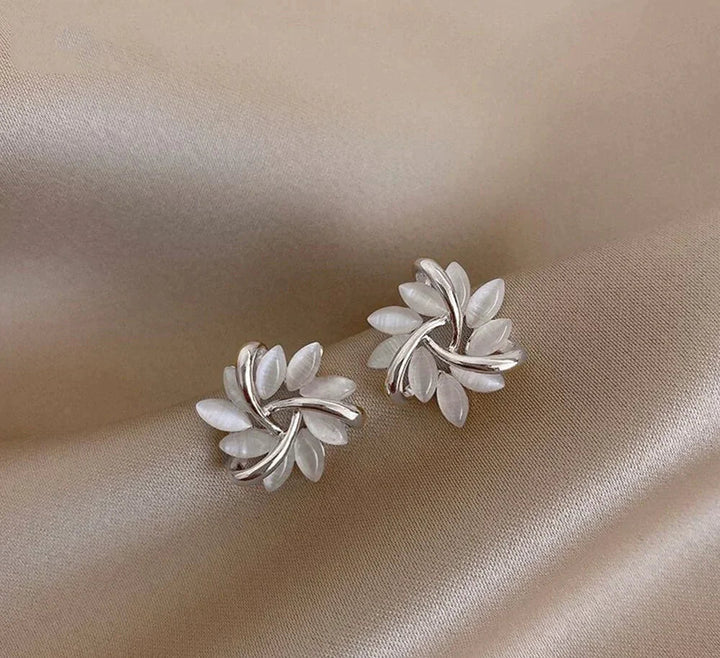 Orecchini a lobo con cerchio di fiori di opale in finitura oro | Pietre scintillanti in design floreale | Eleganti e leggeri per tutti i giorni e occasioni
