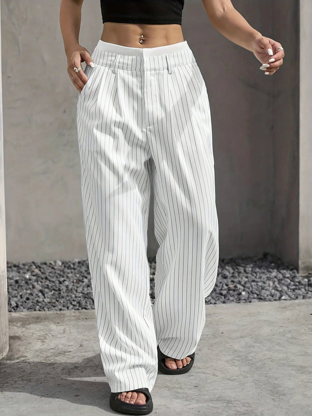 Damen High-Waist Hose | Gestreifte Stoffhose mit weitem Bein, lockerer Passform und praktischen Seitentaschen