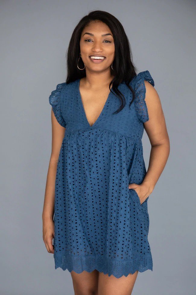 Romper im Kleid-Look aus Baumwolle mit Lochsaum | V-Ausschnitt &amp; Rüschenärmel | Taschen &amp; Shorts-Futter | leicht &amp; feminin | XS–3XL