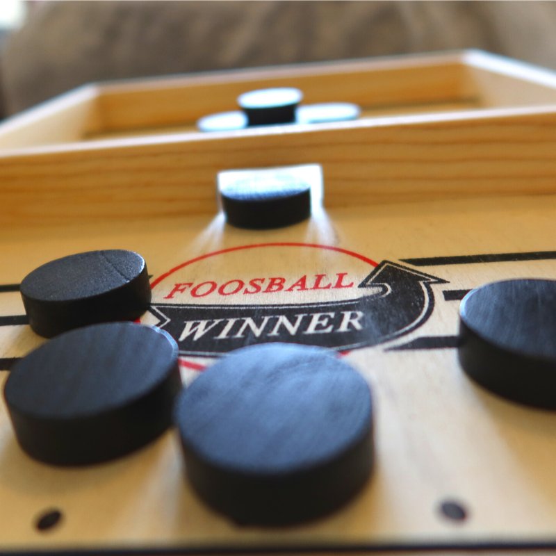 Fast Skill Game for 2 Players | Mini Shuffleboard Sling Puck Made of Wood | Family Game from Age 6 | 35×22.3 cm