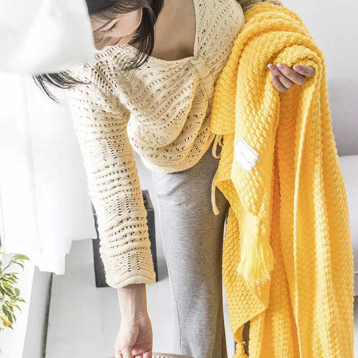 Wolldecke 130 × 160 cm | Gestrickte Kuscheldecke aus 100 % Wolle mit Quasten und dekorativen Kugeln