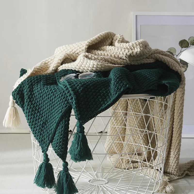 Wolldecke 130 × 160 cm | Gestrickte Kuscheldecke aus 100 % Wolle mit Quasten und dekorativen Kugeln